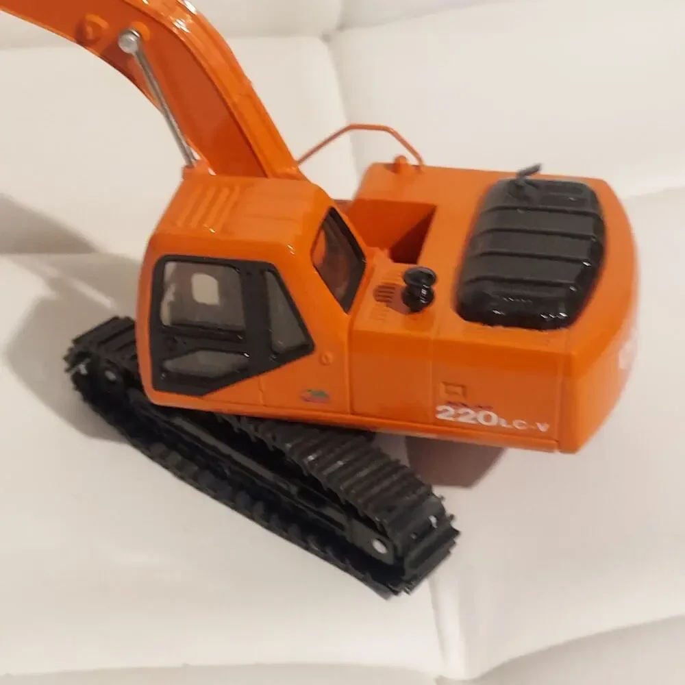New Clover Daewoo Excavator Solar 220 LC-V 1/40 Scale Diecast Model Vehicle